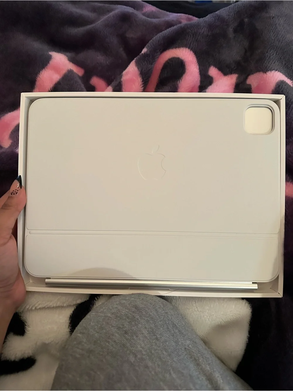 Apple ipad Magic Keyboard - White and Silver Packaging